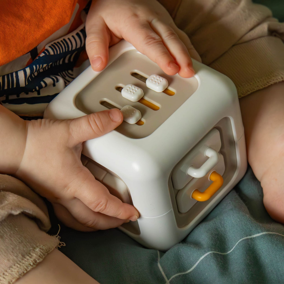 Momi Toys 6-in-1 Activity Cube