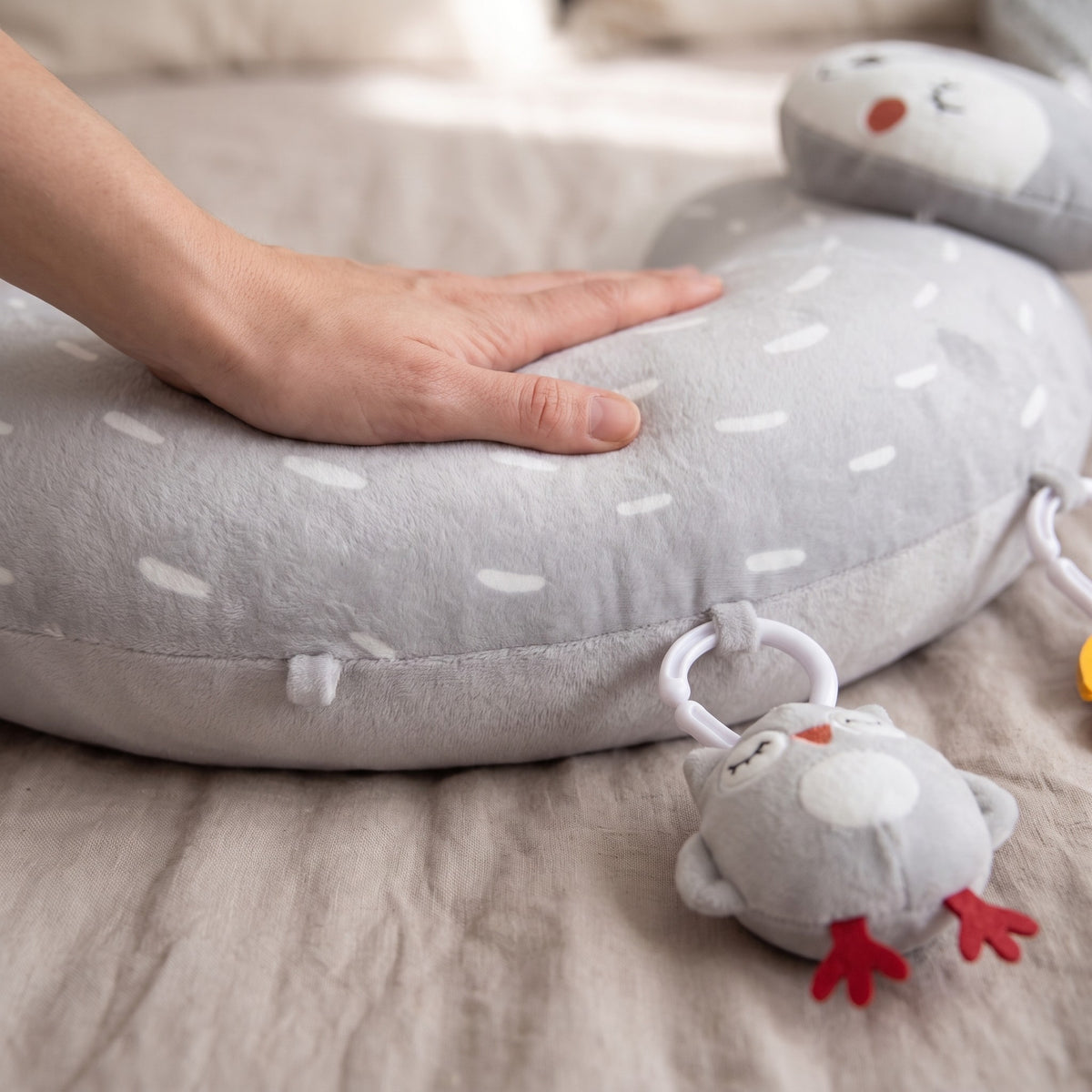 momi-06-2 tummy time pillow incline and toy detail